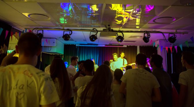 “Wear a white t-shirt” was the motto of this semester’s Goodbye evening organized by ESN, what ended up in a quite colorful celebration. Photo: Raphaela Ossberger/Eduardo Perdigão Drapier