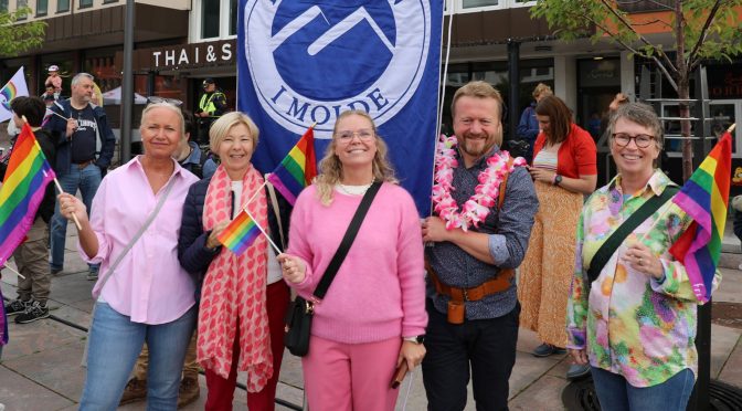 Se bildene fra Pride-paraden i Molde