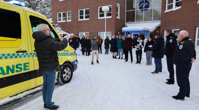 Applauderte for blålys — paramedisin-utdanning får ambulanser i gave