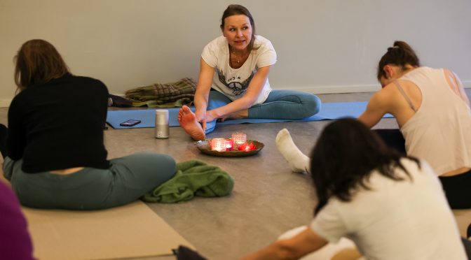 Fant pusten og roen med yin yoga på campus