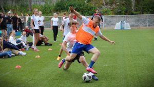 Magnus Berntsen blir taklet av en motspiller. Foto: Andrea Strand Barkve